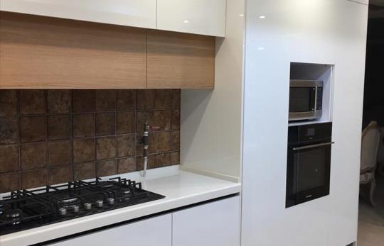 کابینت هاگلاس سفید و طرح چوب کارگاه کابينت عصر جديد ذاکری شیراز